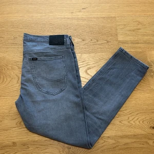 Lee jeans - Tja! Modellen heter Luke och den är slimfit. Skick 10/10, knappt använda. Lite korta på mig som är 183. Nypris 1099, mitt pris 300kr. Hör av er vid frågor!
