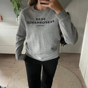 peakperformance - sweatshirt - grå sweatshirt från peakperformance❤️ i storlek 170