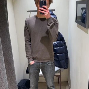 Stickad tröja - Riktigt snygg stickad brun tröja från mq, nypris 699kr. Mitt pris 349kr.  Perfekt färg för hösten nu, riktigt bra skick knappt använd. Storlek S