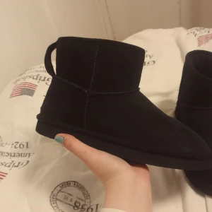 Uggs - Säljer ett par uggs från H&M, dem är i strl men dem är lite stora, typ som 40,3. Använda en gång, dem är som nya, säljer dem för 180kr + frakt!