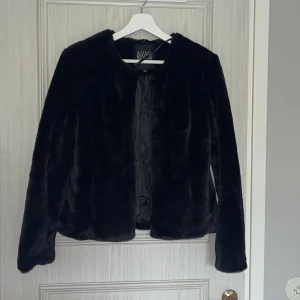 Svart pälsjacka från Soul River - Svart pälsjacka från Soul River. Den är i storlek XS och har fickor på sidan