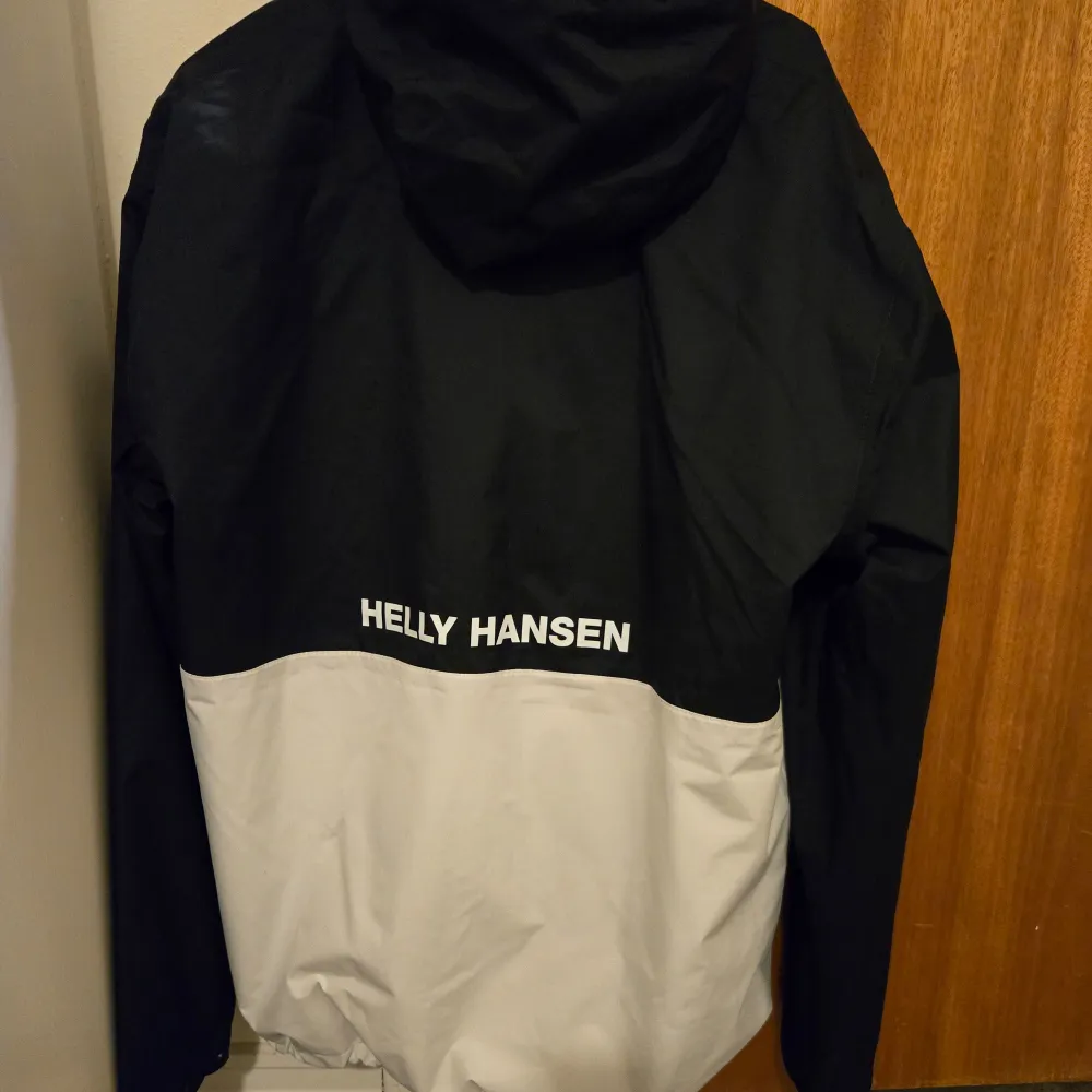 Nyskick helly hansen höst/vår jacka stl M. Endast testad, nyskick. Nypris 899kr. Jackor.