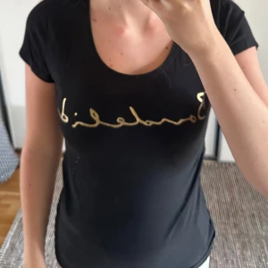 Svart T-shirt  - Svart T-shirt med tryck bondelid från mq i storlek xs 