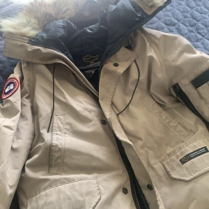 Canada goose chiliwack biege - Canada goose kort modell. Sliten och behöver tvätt. Dock lika varm som om den vore ny! Storlek M. Äkta.