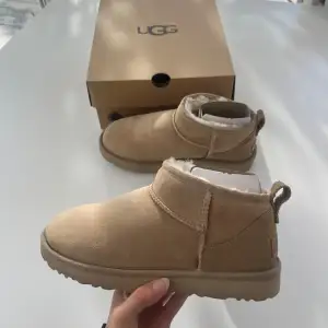 Så fina uggs i färgen Sand. Storlek 38. Självklart äkta. Endast använda fåtal gånger så de är i jättebra skick! Perfekta nu till höst och vinter. 1600kr