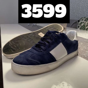 Valentino Flycrew - Bra skick, saknar 2-3 nitar  Endast skor. 