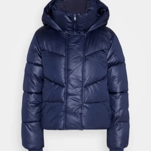 Vinterjacka - Säljer min superfina vinterjacka från GAP som har en fin blå färg. Endast använd en vintersäsong så den är i väldigt bra skick🙂nypris är 949kr