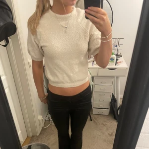 Vit stickad T-shirt  - Vit stickad T-shirt från Lindex i storlek xs. Bra skick bara använt några få gånger!