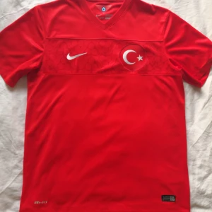 TURKIEtS NATIONALLAG - Säljer Turkiets nationallag fotbollströja från Nike. Tillverkad i Dri-FIT-material för att hålla dig sval och torr. 100% Authentic! I väldigt bra skick.