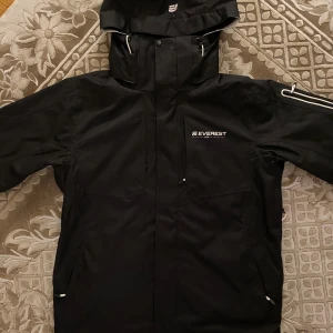 Everest vindjacka - Everest jacka på värsting kvalité och är nästan heeeelt oanvänd förlora inte chansen för en sån underbar jacka det är bara skriva för minsta lilla fråga