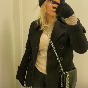 Svart kort kappa - Svart typ skepparkappa från hm, fint skicka inga defekter 😇