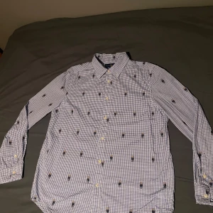 Ralph Lauren skjorta  - Fräsch skjorta från polo Ralph lauren med björnar på. Storleken Sitter som en S då det står i barn storlek. Inga defekter finns.