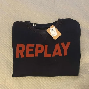 Replay tröja  - Tjena, säljer nu denna riktigt snygga replay tröjan som är i storlek S, tröjan är i nyskick, hör av dig om du har några frågor eller funderingar. Mvh Oliver🍾💸