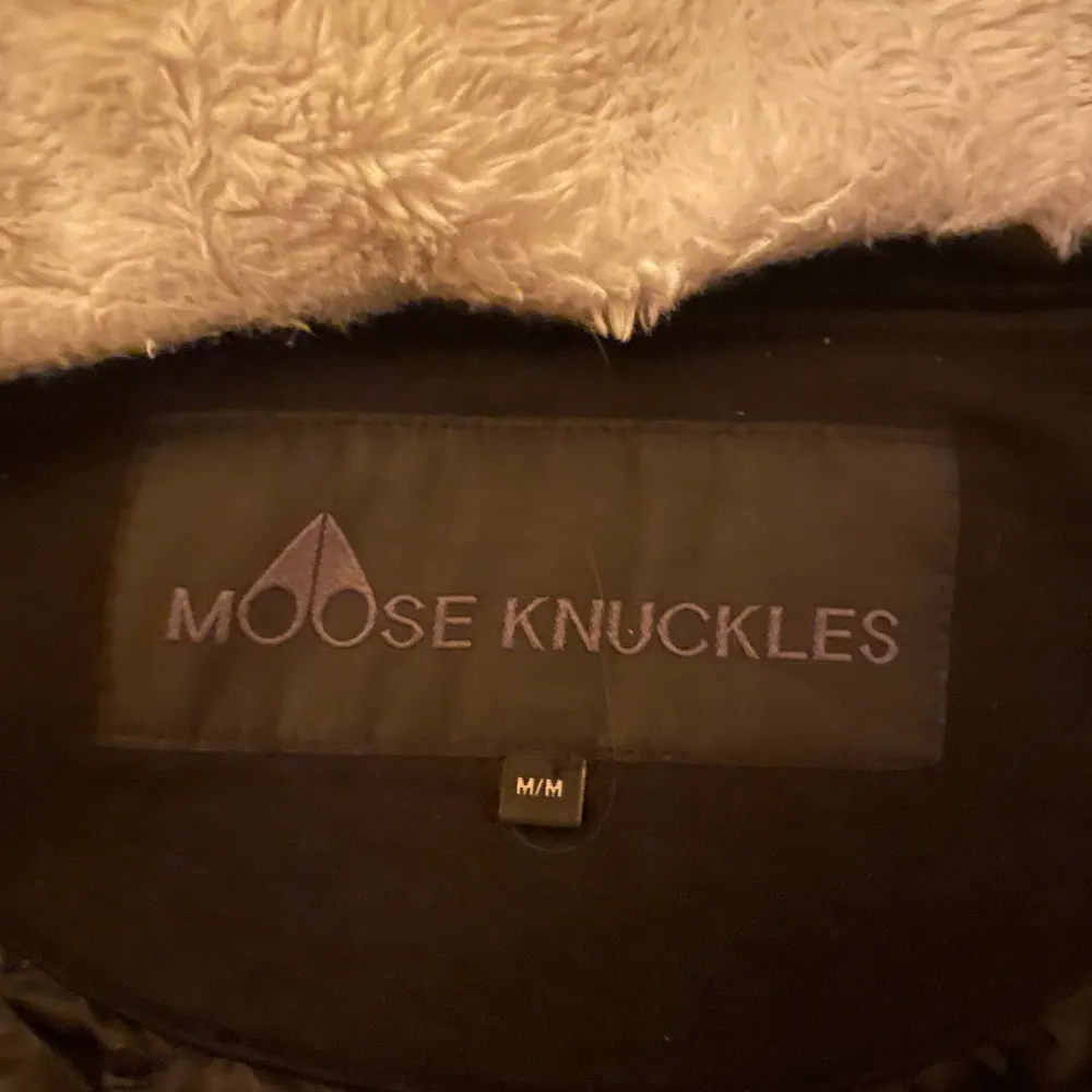 Säljer en riktigt fet Moose Knuckles Bunny i riktigt bra skick. Har används sparsamt och pälsen är len. Det finns inga skador eller skavanker på den (Pris kan diskuteras).. Jackor.