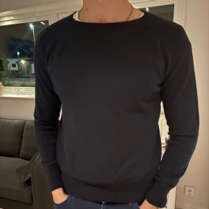 Stickad tröja  - Superfin stickad tröja från Oscar Jacobson, använd 1 gång så är i superfint skick🤗 Storlek L men passar även M, nypris 1300