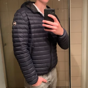 Mörkblå quiltad jacka från Colmar - Säljer en snygg mörkblå quiltad jacka från Colmar. Värde 3700 kr mitt pris 1999, skick 8/10, endast en fläck/slitning som kanske till och med kan gå bort med rätt grejer, inget jag kan garantera! (se sista bilden). Dm för mer info eller prisförslag!👏
