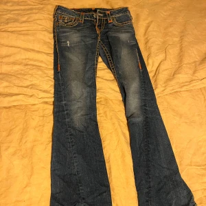 Lågmidjade jeans true religion  - Jättefina trueys som jag tyvärr inte använder. Sitter bra på mig som är 167. De är inte min stil längre. Har defekter längst ner och pytte litet hål på låret. De är lågmidjade. Köpte de för ett år sen på Plick för 900kr. Vinted=leiaass billigare där