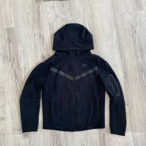 Nike tech fleece - Säljer nu min Nike fleece tech. Skick 9/10. Färg svart. Storlek S men passar M. Priset är förhandlingsbart. Tveka inte att höra av dig!🤝