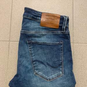 Säljer ett par snygga blå jeans från Jack & Jones. Strlk w32 L 30, mycket bra skick. Slim fit. Tveka inte på frågor