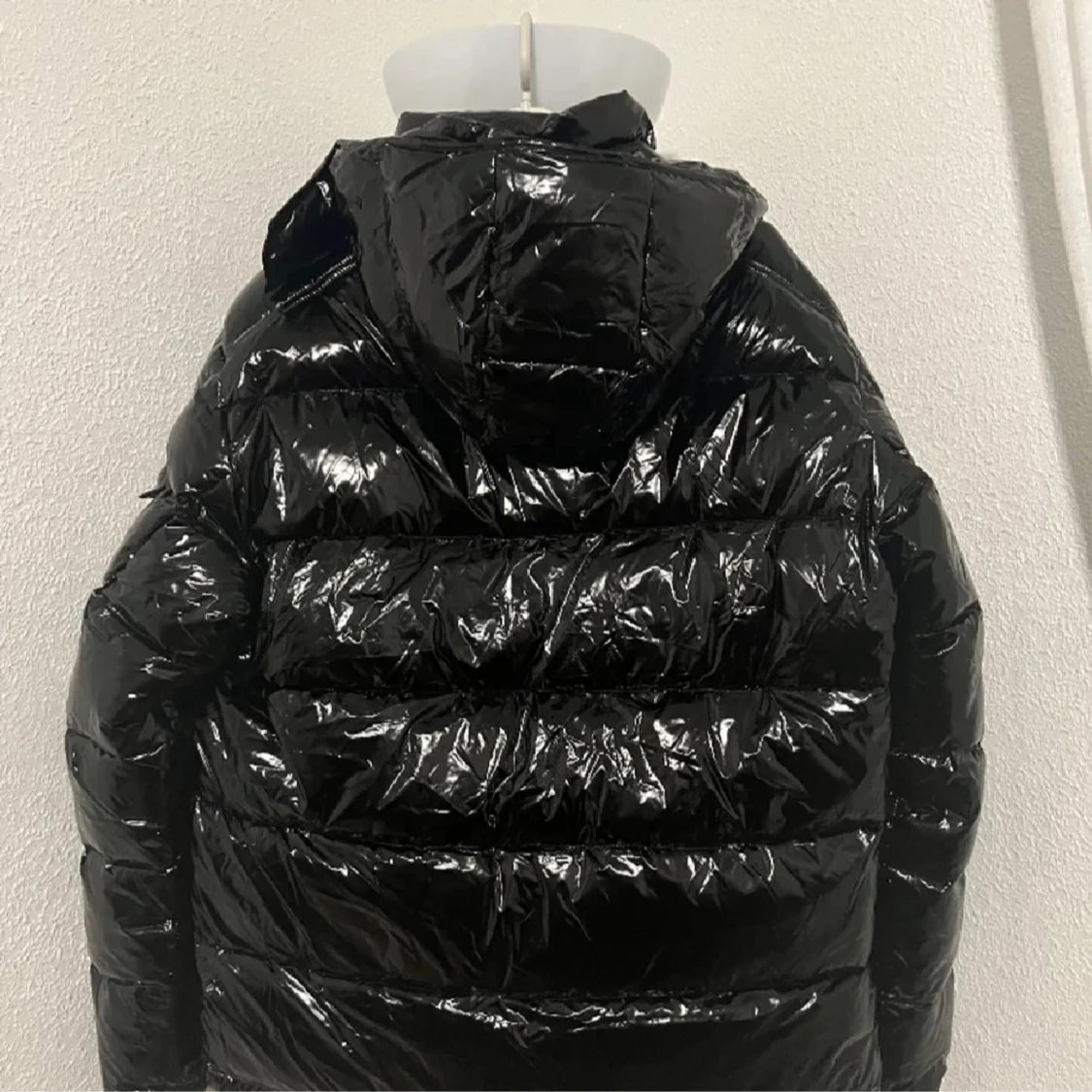 Svart glansig pufferjacka från Moncler - 91