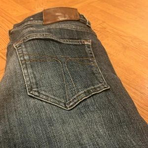 Blåa Tiger of sweden jeans - slim fit jeans från tiger of Sweden i storlek 31/32. Ganska mjukt och stretchy skönt material. Bra skick.