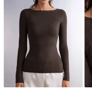 Intimissimi tröja  - Säljer denna tröjan från Intimissimi i en brun färg med glitter. Så fin nu till hösten. Nypris 559kr