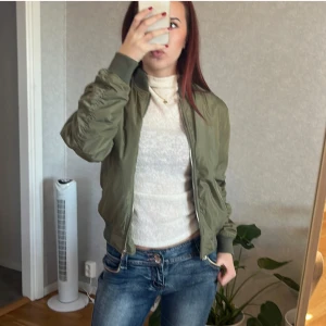 Olivgrön bomberjacka - Gammal jacka som ej används längre! Pris går att diskuteras vid snabbt köp!