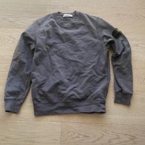Stone island tröja - Stone island tröja. Skick 8/10. Size m. Jag är 181 och den sitter lite för liten på mig. Nypris 3000