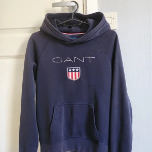 Gant hoodie  - Säljer en Gant hoodie storlek 158/164 cm (13-14 år) i fin skick.