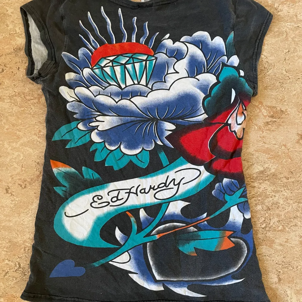 Ed Hardy t shirt, storlek s funkar xs eller m. Fråga gärna☺️. T-shirts.