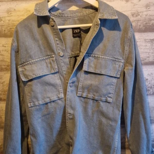 Zara jeansjacka - Jeans jacka från zara aldrig använd