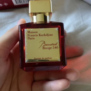 Baccarat rogue 540 - En väldigt exklusiv parfym som är nästan full. Nypris:4100 mitt pris:1699. Priset är inte hugget i sten.  Den har några skrapor på framsidan men inget som skadar parfymen.  Skriv om ni har någon fråga!
