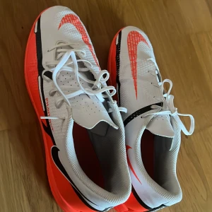 Futsal skor  - Säljer mina futsal skor i storlek 44  8/10 skick säljer pga att dom är för små märke nike phantom