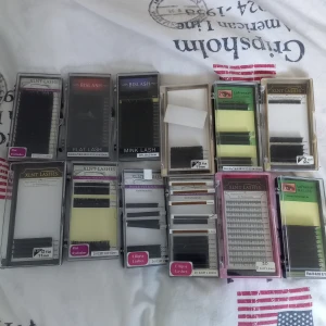 Eyelash extensions  - Massvis med eyelash extensions till dem som jobbar på salong! Eller gör fransar hemma! Tre paket är helt nya och dem andra är hälften kvar eller 1/4 m.m. märkerna är dyra, BISLASH, XLNT LASHES, och LAFRANSA, säljer alla paket för 350kr + frakt! 