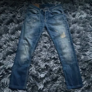 George dondup jeans - Dondup säljes! Feta dondup jeans med slitningar. Säljs då dem ej passar mig. Jeansen är i nyskick och inga defekter. Hör av dig för frågor eller funderingar! ✌️Självklart äkta✅ nypris: 2800 