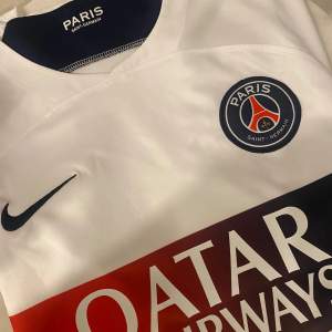 Oehört fin ny psg t shirt.  Storlek L , men passar även M suveränt . Först till kvarn 