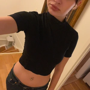 Svart magtröja  - Svart magtröja som jag knappt har använt Från Bik Bok i Storlek S💗