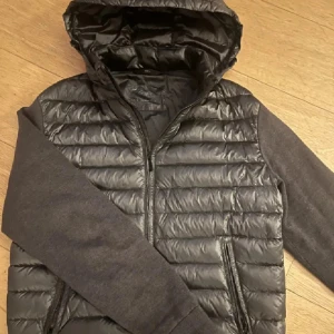 Massimo dutti Cardigan - Säljer en riktigt fin och eftertraktad cardigan från Massimo Dutti. Cardiganen är i mycket bra skick och är perfekt nu inför hösten eller kyligare sommarkvällar