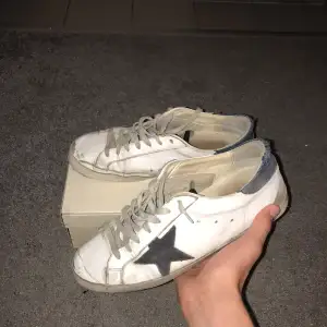 Säljer nu dessa feta Golden Goose Super Star, kommer med box och äktahets bevis. Skick 7/10, pris kan diskuteras vid snabbaffär.