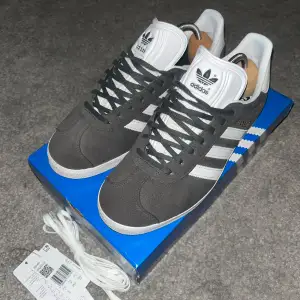 Säljer dessa otroligt snygga Adidas gazelle i ett riktigt bra skick. Inga stora skador, bara små slipningar på undersluan. Bara att höra av sig vid frågor eller funderingar, priset går att diskutera!🙌