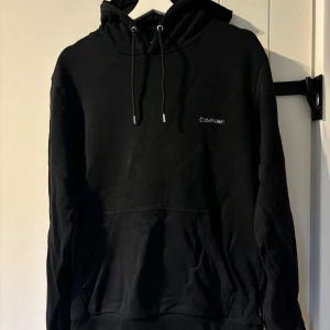 Calvin Klein hoodie  - Bra skick Storlek M  Lager 157, Ralph Lauren, Samso Samso, HM, Ck, Calvin Klein, Axel Arigato, Dickies, Colmar, Acne studios, Tnf, The Norh Face Weekday, East West