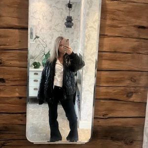 Jacka  - Jätte snygg jacka från hm i glansigt tyg, lite använd men i väldigt fint skick. Perfekt till hösten💕 skriv för fler bilder! 