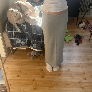 lång kjol - Jätte fin lång kjol. använd en gång. säljer pga att den aldrig kom till användning. skriv för fler bilder. tryck gärna på köp nu💕💕