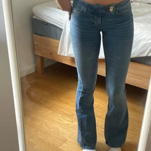 Blå lågmidjade jeans - Blå superfina lågmidjade jeans med en snygg detalj😍 nyskick o aldrig använda! Stl XS, L32
