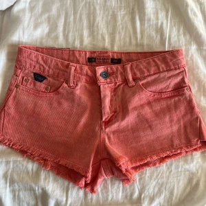 Lågmidjade shorts - Jättesnygga jeansshorts från Pull & Bear i röd/rosa färg, som blir extra snygga när man är brun🤩 Är i storlek 32, vilket motsvarar ungefär xxs-xs. Har inga bilder med de på då de är för små för mig! Skriv för fler bilder, mått eller frågor💗🙏🏼