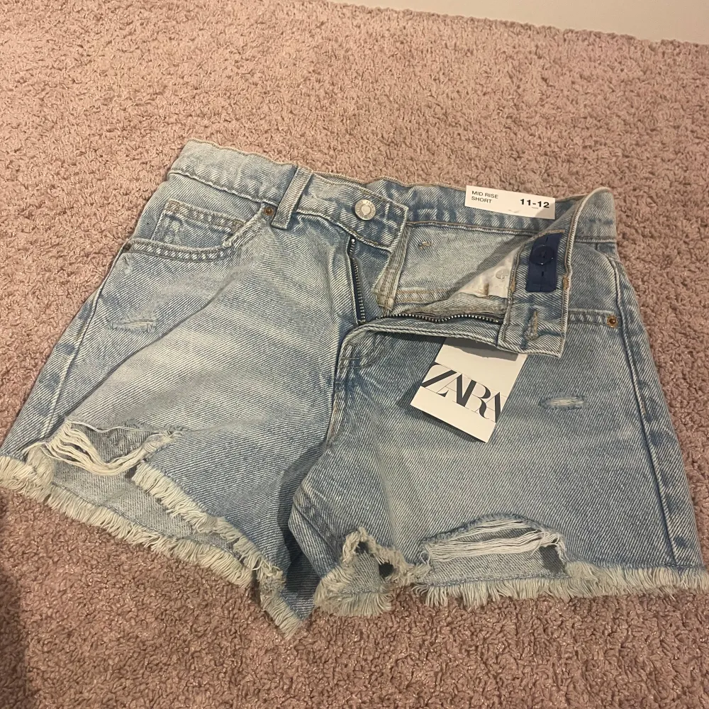 Ljus blåa jeans shorts, endast testade, storlek 12-13år,  Pris kan diskuteras!!. Shorts.