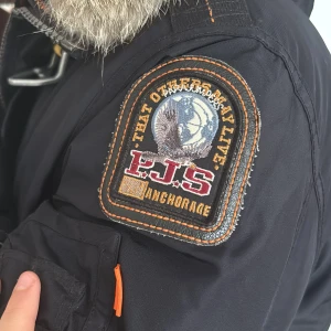 Parajumpers vinterjacka  - Parajumpers svart vinterjacka köpt för ca 11 000kr men säljer mycket billigare då den är ganska gammal men ändå i bra skick. Priset kan diskuteras!