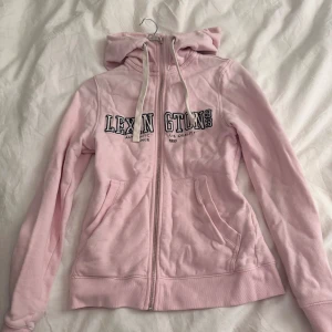 Lexington zip hoodie - Köpt nyligen second hand men säljer då jag ej kommer få användning av den. Väldigt skön och fin😄