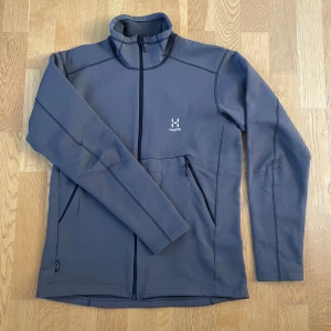 Haglöfs POLARTEC fleece - Super schysst midlayer fleece. Storlek small. Fint skick, däremot lite nopprig runt midjan. Prefekt för svala höst/vinterdagar samt skidåkning. Pris kan diskuteras. Hör av er om frågor!