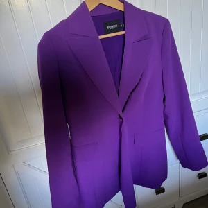 Kavaj  - Säljer denna snygga kavaj från soakd in luxury, nypris 1000kr endast använd några fåtal gånger, så bra skick 💜